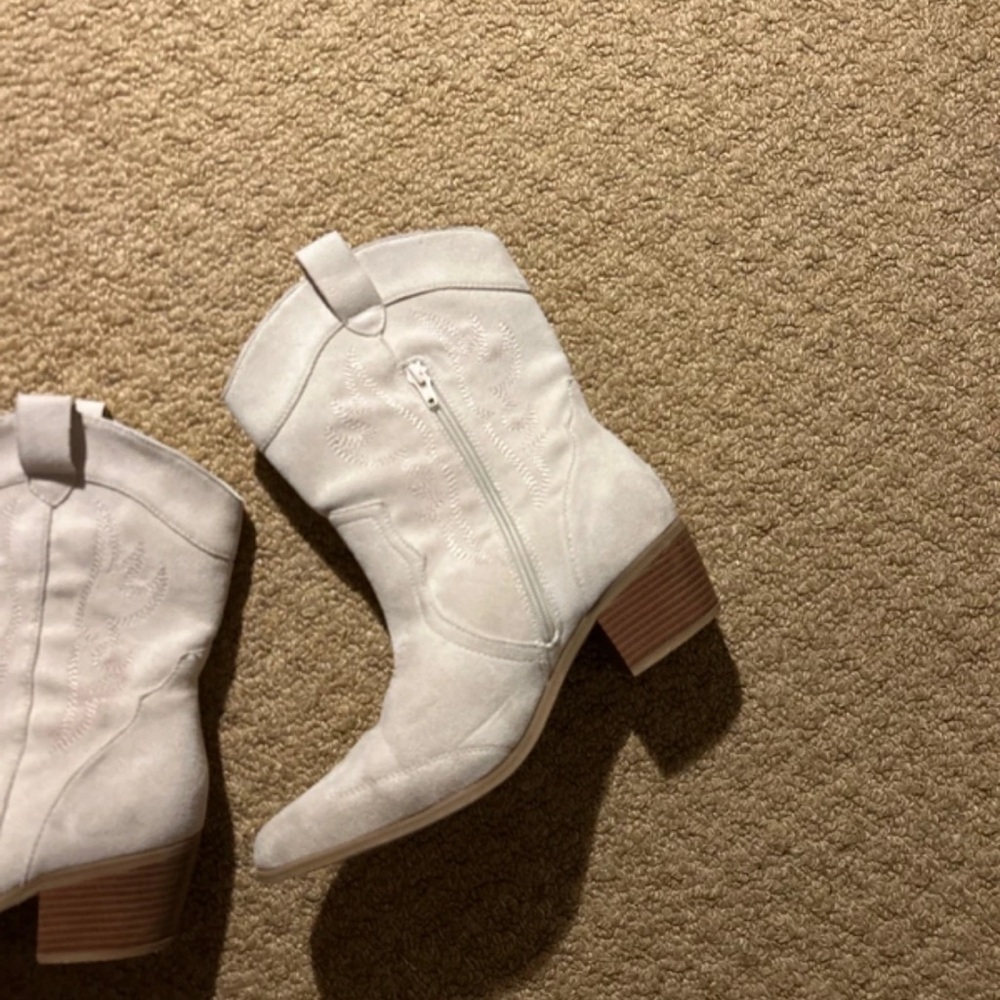 ASOS Cream Heeled Western Boots - Picture 2 of 4